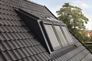 Einbau von Dachflächenfenstern und Austausch der vorhandenen alten Dachfenster