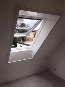 Einbau von Dachflächenfenstern und Austausch der vorhandenen alten Dachfenster