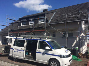 Gerüstbau und Dach vor der Sanierung